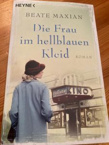 Die Frau im blauen kleid